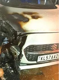 ഓട്ടത്തിനിടെ കാറിന് തീപിടിച്ചു; യാത്രക്കാർ അത്ഭുതകരമായി രക്ഷപ്പെട്ടു