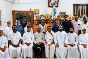 മാഹി എംഎൽഎ അഡ്വ: അശോക് കുമാറിന് മാഹി ബസ്സിലീക്കയിൽ സ്വീകരണം നൽകി