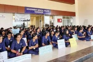 മെഡിക്കൽ കോളേജ് ഹോസ്റ്റലിൽ താമസസൗകര്യം വേണം; കാസർകോട് ഗവ. നഴ്‌സിങ് കോളേജ് വിദ്യാർഥികൾ രാപകൽ സമരം തുടങ്ങി