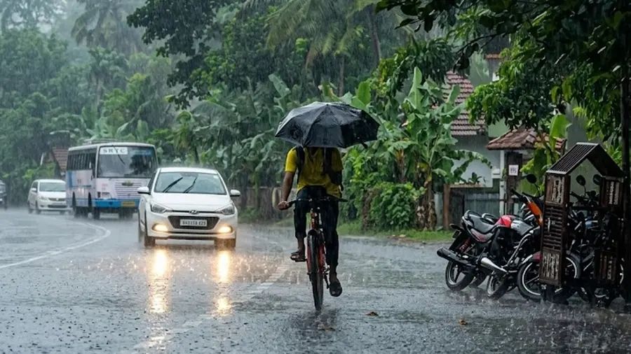 കാലവർഷം കനക്കുന്നു; സംസ്ഥാനത്ത് വരും ദിവസങ്ങളിൽ അതിശക്തമായ മഴ, ഓറഞ്ച് - യെല്ലോ അലർട്ടുകൾ പ്രഖ്യാപിച്ചു