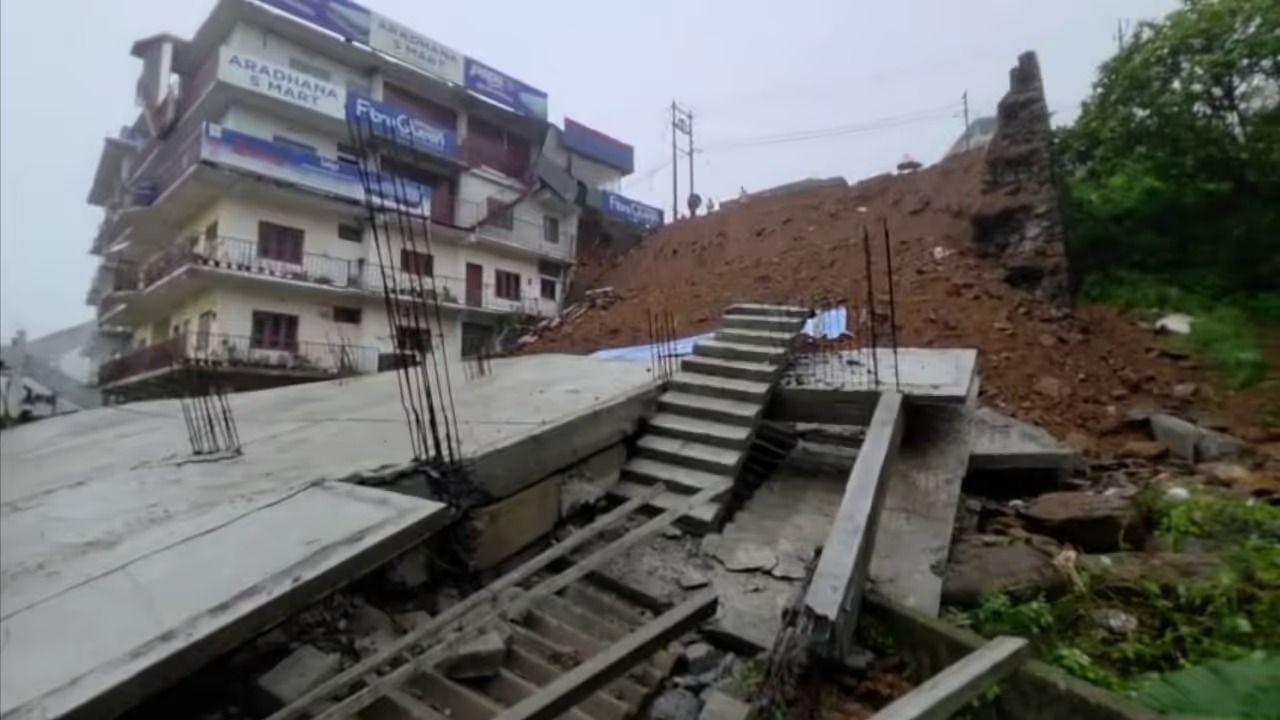 ഇടുക്കിയിൽ നിർമ്മാണത്തിലിരുന്ന 5 നില കെട്ടിടം തകർന്ന് വീണു; ആളപായം ഇല്ല  സംഭവസമയം തൊഴിലാളികൾ ആരും കെട്ടിടത്തിൽ ഇല്ലാതിരുന്നതിനാൽ വൻ അപകടമാണ് ഒഴിവായത്