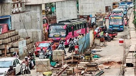 ചെറുവണ്ണൂർ മേൽപ്പാലം നിർമാണം: ഒന്നര കിലോമീറ്റർ താണ്ടാൻ ഒരു മണിക്കൂർ; ശ്വാസംമുട്ടി യാത്രക്കാരും വ്യാപാരികളും