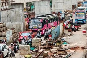 ചെറുവണ്ണൂർ മേൽപ്പാലം നിർമാണം: ഒന്നര കിലോമീറ്റർ താണ്ടാൻ ഒരു മണിക്കൂർ; ശ്വാസംമുട്ടി യാത്രക്കാരും വ്യാപാരികളും