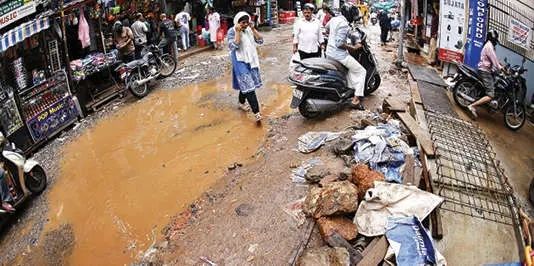 മൊയ്തീൻപള്ളി റോഡ് നിർമാണം: കനത്ത മഴയിൽ ചെളിക്കുളമായി പാത; ദുരിതത്തിലായി യാത്രക്കാരും വ്യാപാരികളും