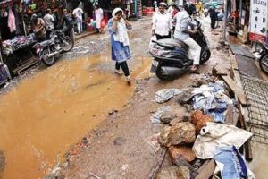 മൊയ്തീൻപള്ളി റോഡ് നിർമാണം: കനത്ത മഴയിൽ ചെളിക്കുളമായി പാത; ദുരിതത്തിലായി യാത്രക്കാരും വ്യാപാരികളും