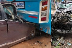 കൊയിലാണ്ടിയിൽ നിർത്തിയിട്ടിരുന്ന ബസ്സിലേക്ക് കാറിടിച്ച് കയറി അപകടം; രണ്ട് പേർക്ക് പരിക്ക്