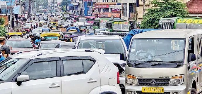 മാനാഞ്ചിറ–വെള്ളിമാടുകുന്ന് റോഡ് വികസനം ഇഴയുന്നു: പ്രഖ്യാപനങ്ങൾ ജലരേഖയായി, യാത്രാദുരിതം തുടരുന്നു