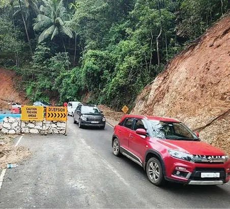 കുരുക്കിൽക്കുരുങ്ങി കുറ്റ്യാടിച്ചുരം; മലയോര ഹൈവേ നിർമാണം ഇഴയുന്നതായി പരാതി