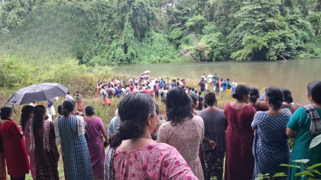കുറ്റ്യാടിയിൽ അമ്മയും കുഞ്ഞും പുഴയിൽ ഒഴുക്കിൽപ്പെട്ടു; ആശുപത്രിയിൽ എത്തിച്ചെങ്കിലും അമ്മ മരണമടഞ്ഞു, കുട്ടിക്കായി തിരച്ചിൽ തുടരുന്നു