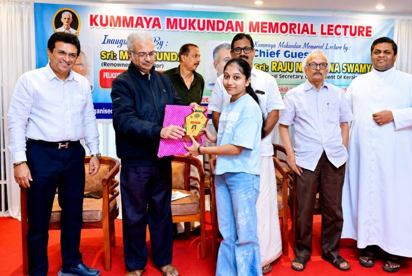 12-ാമത് കുമ്മായ മുകുന്ദൻ സ്മാരക പ്രതിഭാ പുരസ്കാരങ്ങൾ വിതരണം ചെയ്തു; ഉദ്ഘാടനം എം. മുകുന്ദൻ നിർവ്വഹിച്ചു