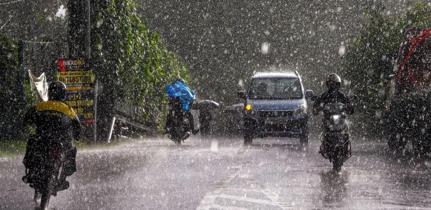 കനത്ത മഴ: കോഴിക്കോട്, കണ്ണൂർ, കാസർകോട് ജില്ലകളിലെ വിദ്യാഭ്യാസ സ്ഥാപനങ്ങൾക്ക് നാളെ അവധി