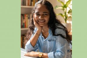വിവാഹ നിശ്ചയത്തിനുള്ള ഒരുക്കങ്ങൾക്കിടെ താമരശ്ശേരിയിൽ യുവതി ജീവനൊടുക്കി  മൃതദേഹം താമരശ്ശേരി താലൂക്ക് ആശുപത്രിയിലേക്ക് മാറ്റി