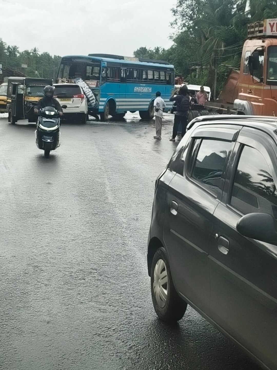 വടകര കൈനാട്ടിയിൽ ബസും ഇന്നോവ കാറും കൂട്ടിയിടിച്ച് അപകടം; പതിനഞ്ചോളം പേർക്ക് പരിക്ക്