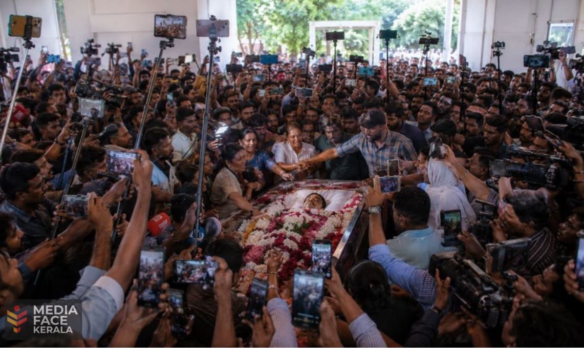 ശവക്കുഴിയിലെടുക്കുന്ന ലൈക്കുകൾ; മരണം ആഘോഷമാക്കുന്ന ആധുനിക ആൾരൂപങ്ങൾ :ദിവാകരൻ ചോമ്പാല