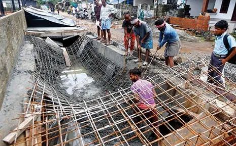 കോഴിക്കോട് വയോജനപ്പാർക്ക് നിർമാണത്തിനിടെ സ്ലാബ് തകർന്നുവീണു; പണി വൈകുന്നതിൽ പ്രതിഷേധം ശക്തം