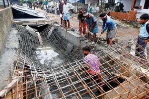 കോഴിക്കോട് വയോജനപ്പാർക്ക് നിർമാണത്തിനിടെ സ്ലാബ് തകർന്നുവീണു; പണി വൈകുന്നതിൽ പ്രതിഷേധം ശക്തം