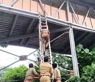 മെഡിക്കൽ കോളേജിൽ നാടകീയ രംഗങ്ങൾ; ആകാശപാതയിൽ കുടുങ്ങിയ താക്കോൽ അഗ്നിരക്ഷാസേനയെടുത്തു നൽകി
