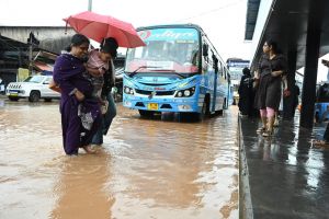 വടകരയിൽ കനത്ത മഴ; പുതിയ ബസ് സ്റ്റാൻഡിന് സമീപത്തെ പത്തിലേറെ കടകളിൽ വെള്ളം കയറി