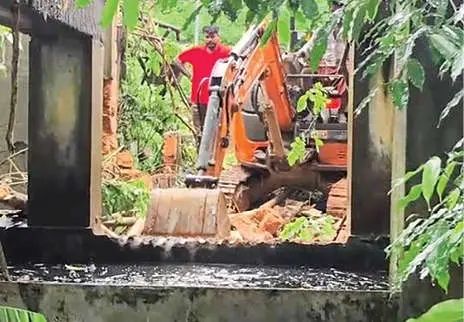 കൊയിലാണ്ടിയിൽ ആരോഗ്യഭീഷണിയായ പഴയ ഐസ്‌പ്ലാന്റ് ജലസംഭരണികൾ പൊളിച്ചുനീക്കുന്നു