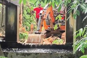 കൊയിലാണ്ടിയിൽ ആരോഗ്യഭീഷണിയായ പഴയ ഐസ്‌പ്ലാന്റ് ജലസംഭരണികൾ പൊളിച്ചുനീക്കുന്നു