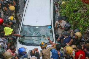 ED ഉദ്യോഗസ്ഥരെ ആക്രമിച്ച സംഭവം: 'എന്തുകൊണ്ട് ലാത്തിച്ചാർജ് നടത്തിയില്ല?' പൊലീസുകാർക്ക് ശാസനയുമായി കമ്മീഷണർ