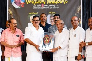 റിട്ട. ഡി.ഡി. പി.പി. ദാമോദരന് പി.എം. നാണു ശ്രേഷ്ഠ മാനവ പുരസ്കാരം സമർപ്പിച്ചു
