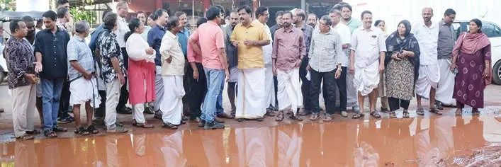 ദേശീയപാതയോരത്തെ വെള്ളക്കെട്ടും ചെളിക്കുളവും: ജനപ്രതിനിധികളും ഉദ്യോഗസ്ഥരും സ്ഥലം സന്ദർശിച്ചു; താത്കാലിക പരിഹാരത്തിന് നിർദേശം