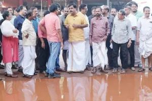 ദേശീയപാതയോരത്തെ വെള്ളക്കെട്ടും ചെളിക്കുളവും: ജനപ്രതിനിധികളും ഉദ്യോഗസ്ഥരും സ്ഥലം സന്ദർശിച്ചു; താത്കാലിക പരിഹാരത്തിന് നിർദേശം