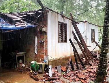 കനത്ത മഴയിൽ വർഷങ്ങൾ പഴക്കമുള്ള വീട് തകർന്നു വീണു; തൊണ്ണൂറ്റെട്ടുകാരി അത്ഭുതകരമായി രക്ഷപ്പെട്ടു