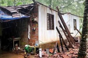 കനത്ത മഴയിൽ വർഷങ്ങൾ പഴക്കമുള്ള വീട് തകർന്നു വീണു; തൊണ്ണൂറ്റെട്ടുകാരി അത്ഭുതകരമായി രക്ഷപ്പെട്ടു