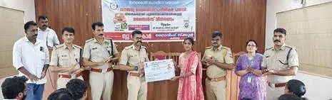 ഗോത്രയുവതയ്ക്ക് തണലായി ജനമൈത്രി പോലീസ്: സൗജന്യ ഡ്രൈവിങ് പരിശീലനം പൂർത്തിയാക്കിയവർക്ക് ലൈസൻസ് വിതരണം ചെയ്തു