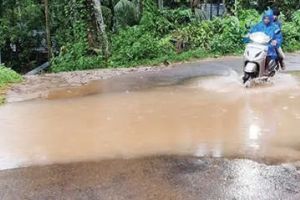 കായണ്ണബസാറിലെ റോഡിൽ വെള്ളക്കെട്ട്: ദുരിതത്തിലായി യാത്രക്കാരും വിദ്യാർഥികളും