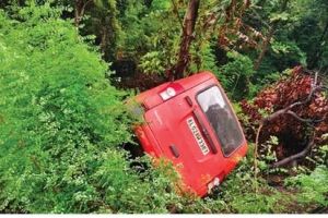 താമരശ്ശേരി ചുരത്തിൽ നിയന്ത്രണം വിട്ട മിനിവാൻ താഴ്ചയിലേക്ക് മറിഞ്ഞു; യാത്രക്കാരൻ അത്ഭുതകരമായി രക്ഷപ്പെട്ടു