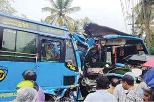 ഓർക്കാട്ടേരിയിൽ സ്വകാര്യബസുകൾ കൂട്ടിയിടിച്ച് മുപ്പതോളം പേർക്ക് പരിക്ക്; ഡ്രൈവർമാരുടെ പരിക്ക് സാരം
