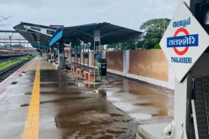 ഒന്നാം നമ്പർ പ്ലാറ്റ്ഫോമിൻ്റെ വടക്ക് ഭാഗത്ത് മേൽകൂര ഇല്ലാത്തത് ദുരിതം