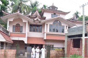 ദേശീയപാത നിർമ്മാണത്തിലെ അനാസ്ഥ; വെള്ളക്കെട്ടിൽ മുങ്ങി വീട്, മുക്കാളിയിൽ ശക്തമായ പ്രതിഷേധം
