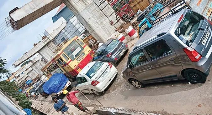 ചെറുവണ്ണൂരിൽ യാത്രാദുരിതം തുടരുന്നു: സർവീസ് റോഡ് ടാറിങ് വൈകുന്നതിൽ പ്രതിഷേധം