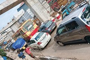 ചെറുവണ്ണൂരിൽ യാത്രാദുരിതം തുടരുന്നു: സർവീസ് റോഡ് ടാറിങ് വൈകുന്നതിൽ പ്രതിഷേധം
