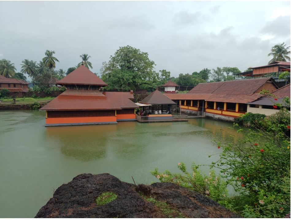 തടാകക്കരയിലെ അനന്തവിസ്മയം: അനന്തപുരം ക്ഷേത്രത്തിലേക്കൊരു യാത്ര : ഷർമിള പനോളി
