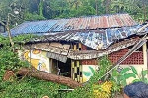 ചുഴലിക്കാറ്റിലും ശക്തമായ മഴയിലും വ്യാപക നാശനഷ്ടം; വീടുകൾ തകർന്നു, കൃഷി നശിച്ചു