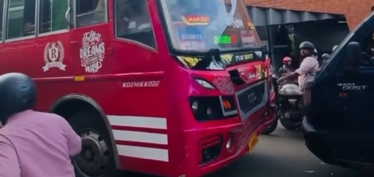കോഴിക്കോട് മാങ്കാവിൽ  ഗതാഗതക്കുരുക്കിനിടെ സ്വകാര്യ ബസ് പിക്കപ്പിൽ ഇടിപ്പിച്ച സംഭവം; ഡ്രൈവറുടെ ലൈസൻസ് 6മാസത്തേക്ക് സസ്പെൻഡ് ചെയ്തു