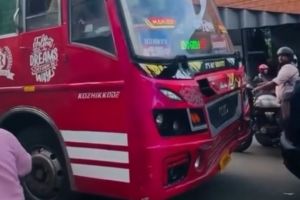 കോഴിക്കോട് മാങ്കാവിൽ  ഗതാഗതക്കുരുക്കിനിടെ സ്വകാര്യ ബസ് പിക്കപ്പിൽ ഇടിപ്പിച്ച സംഭവം; ഡ്രൈവറുടെ ലൈസൻസ് 6മാസത്തേക്ക് സസ്പെൻഡ് ചെയ്തു
