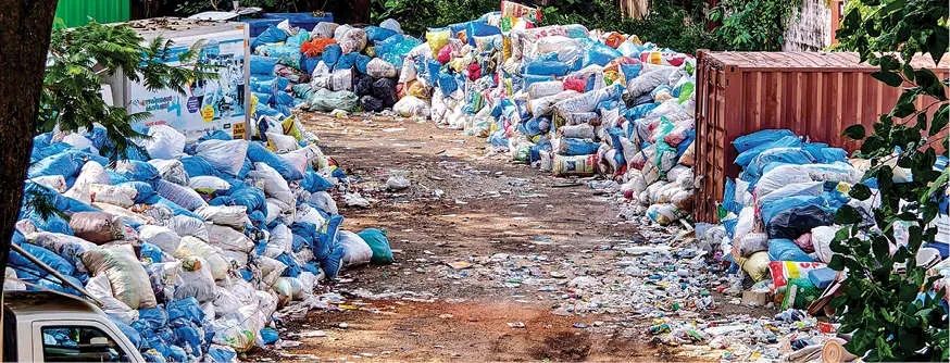 കോഴിക്കോട് ടാഗോർഹാൾ വളപ്പ് മാലിന്യക്കൂനയാകുന്നു; കോർപ്പറേഷൻ വിലക്ക് മറികടന്ന് തള്ളൽ