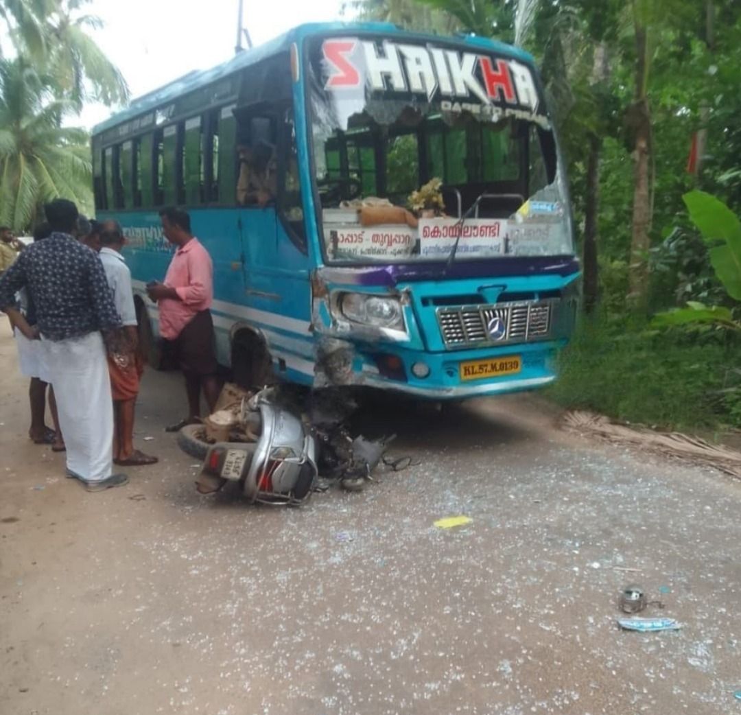 കൊയിലാണ്ടി തുവ്വപ്പാറയിൽ ബസ്സും സ്കൂട്ടറും കൂട്ടിയിടിച്ച് അപകടം; രണ്ടുപേർക്ക് പരിക്ക്, ഒരാളുടെ നില ഗുരുതരം