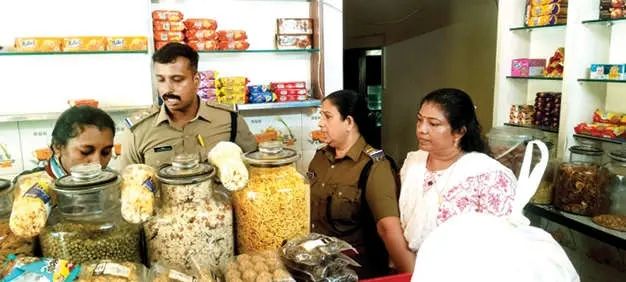 ഹോട്ടലിലും കടകളിലും ആരോഗ്യവകുപ്പിന്റെ മിന്നൽ പരിശോധന: ലൈസൻസില്ലാത്ത സ്ഥാപനങ്ങൾക്ക് പിഴ