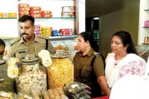 ഹോട്ടലിലും കടകളിലും ആരോഗ്യവകുപ്പിന്റെ മിന്നൽ പരിശോധന: ലൈസൻസില്ലാത്ത സ്ഥാപനങ്ങൾക്ക് പിഴ