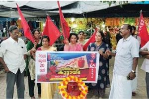 ഇന്ധനവിലവർധന: റീത്തുവെച്ച് കെ.എസ്.കെ.ടി.യു. വനിതാ സബ് കമ്മിറ്റിയുടെ പ്രതിഷേധം
