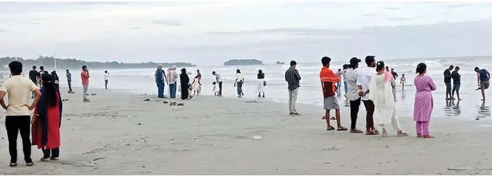 ഡ്രൈവ് ഇൻ ബീച്ചിൽ സഞ്ചാരികളുടെ പ്രവാഹം: സുരക്ഷാ മുൻകരുതലുകളും ട്രാഫിക് നിയന്ത്രണവും ശക്തമാക്കണമെന്ന് ആവശ്യം