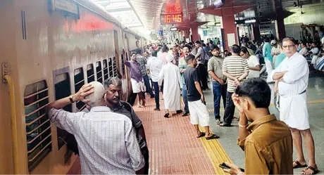 കമ്പിയിലാടി കുരങ്ങന്മാർ; പയ്യോളിയിൽ റെയിൽവേ ഇൻസുലേറ്റർ പൊട്ടി തീവണ്ടി ഗതാഗതം ഒന്നേമുക്കാൽ മണിക്കൂർ തടസ്സപ്പെട്ടു