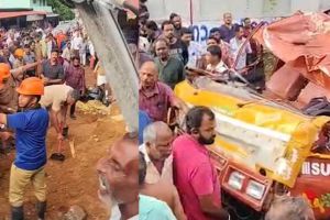 കൊല്ലത്ത് ടിപ്പര്‍ ലോറി ബസ് സ്റ്റോപ്പിലേക്ക് പാഞ്ഞുകയറി ദുരന്തം; മൂന്ന് മരണം